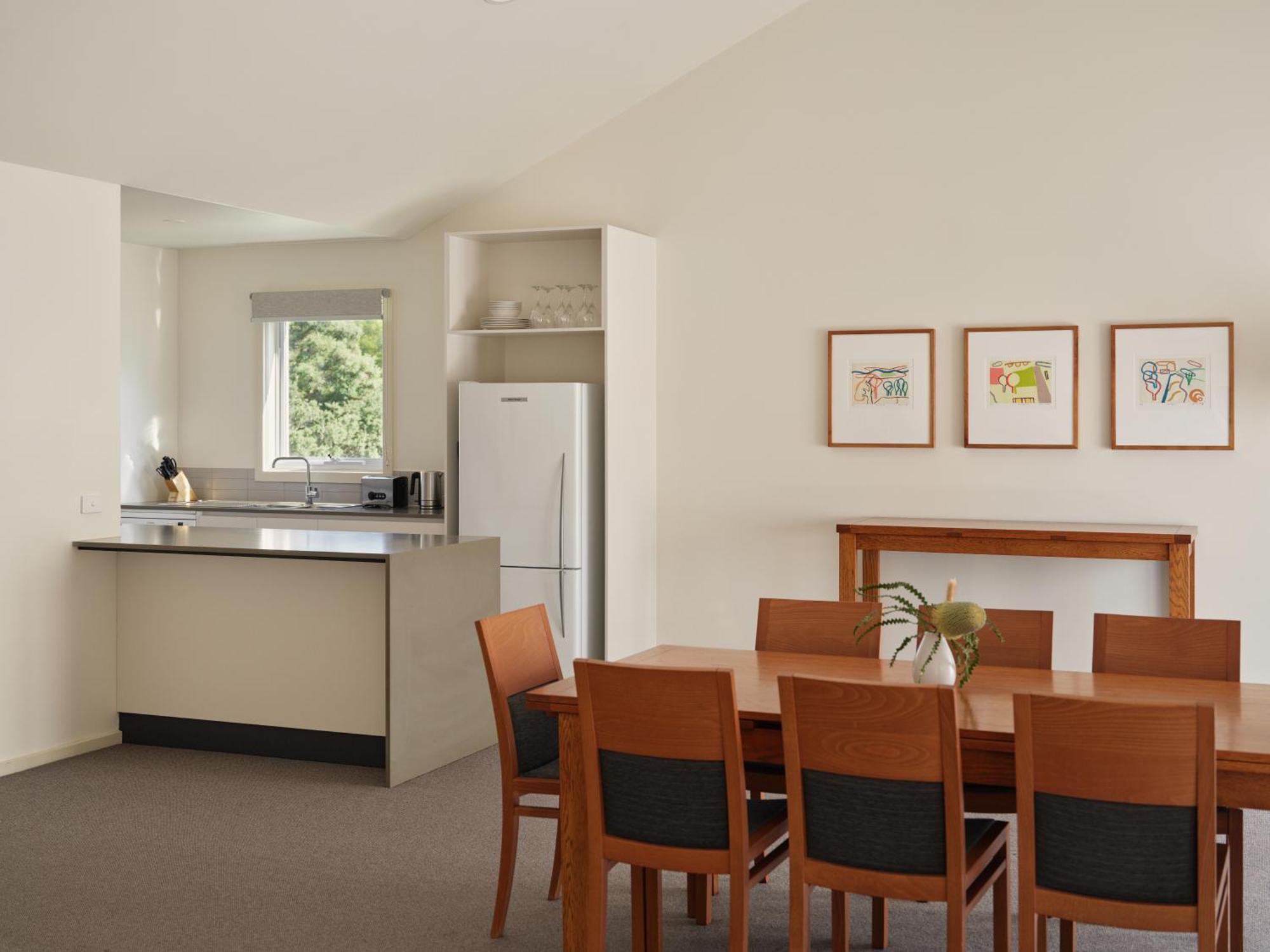 Racv海角善克度假酒店 肖恩克角 客房 照片 A kitchen and dining room